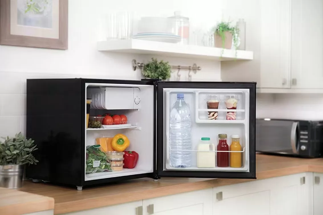 Кухни с холодильником у окна: фото, дизайн гарнитура