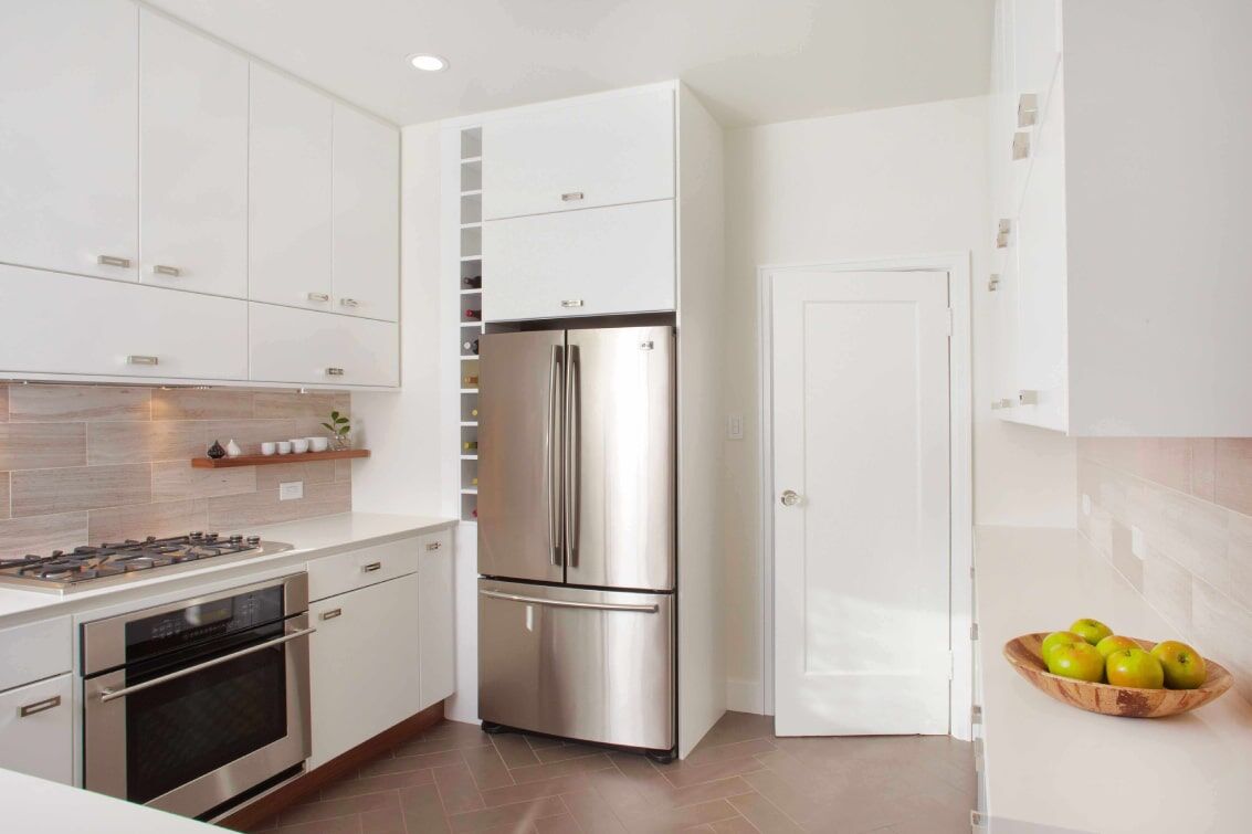 Холодильник на входе в кухню