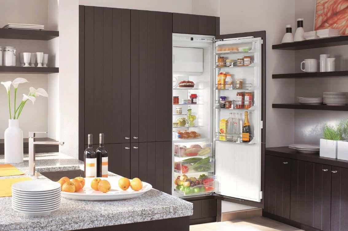 Однокамерный холодильник на кухне