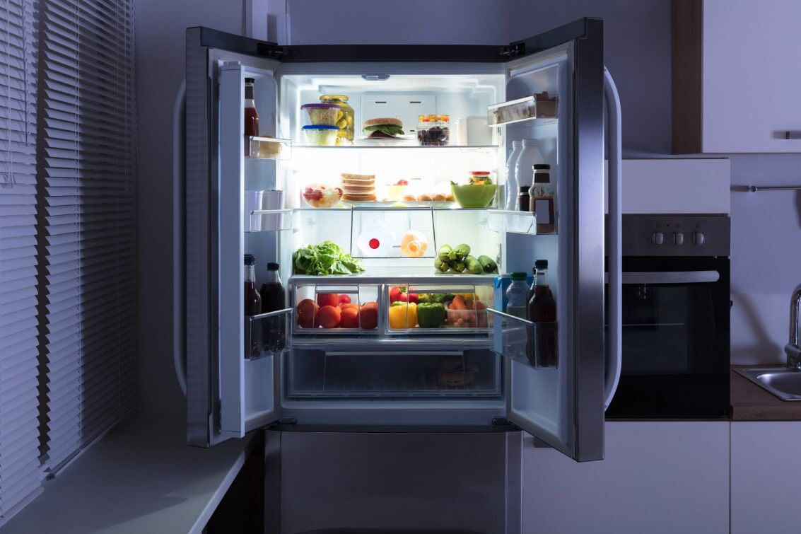 Откуда берется плохой запах в холодильнике