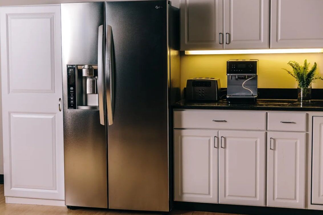 сайд бай сайд холодильник в интерьере кухни